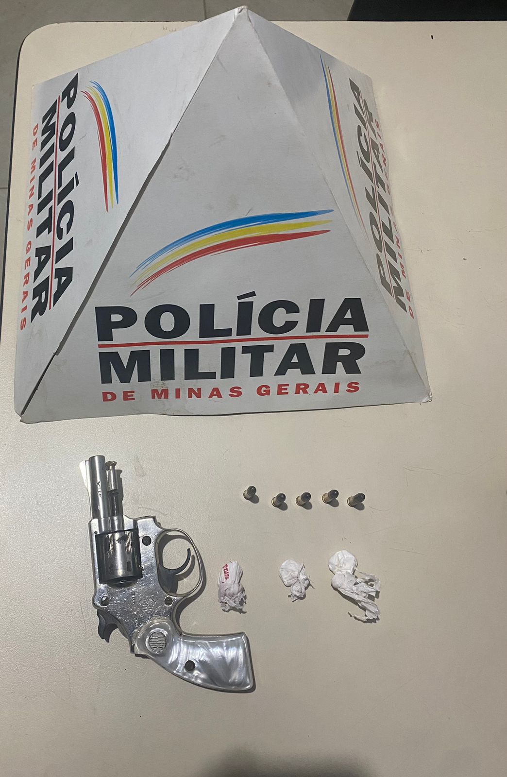 Homem é preso por posse ilegal de arma de fogo durante abordagem da PM
