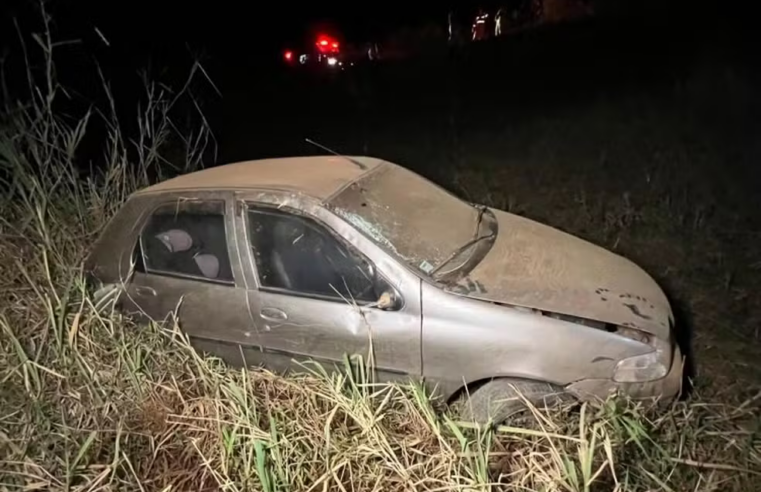 Muriaé: Após ver veículo na contramão, homem tenta desviar e capota carro com criança