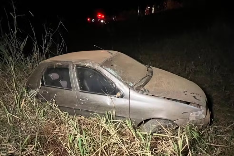 Muriaé: Após ver veículo na contramão, homem tenta desviar e capota carro com criança