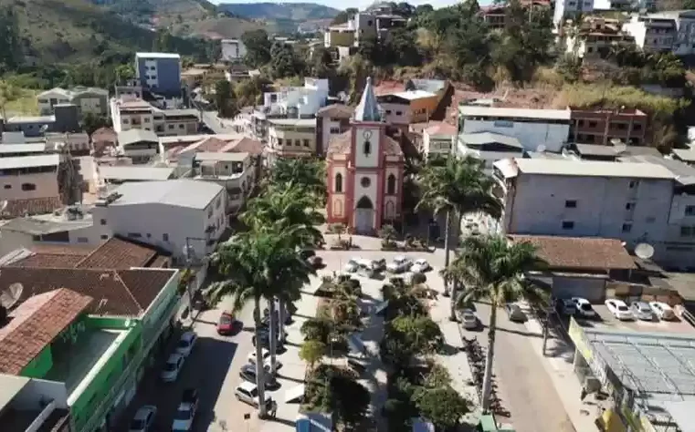 Teixeiras: homem é alvejado em praça pública à luz do dia