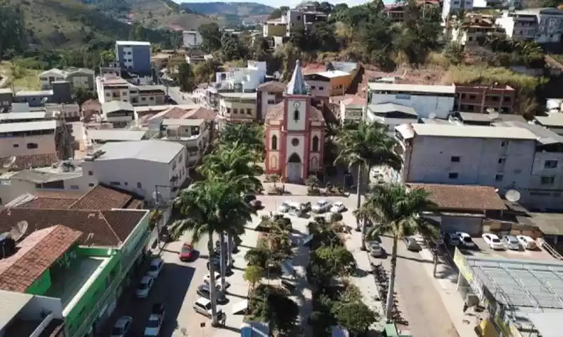 Teixeiras: homem é alvejado em praça pública à luz do dia