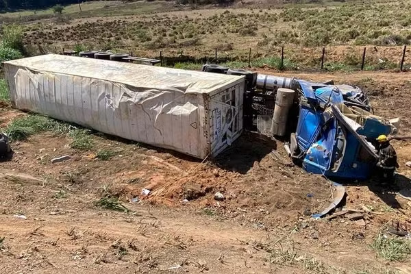 Região: Um morre e três ficam feridos após carro e carreta caírem em ribanceira na BR-116