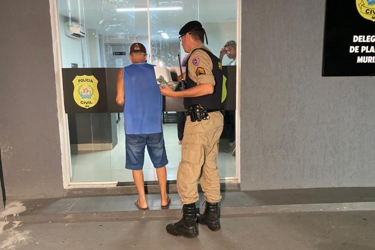 PM aprende idoso de 81 anos com drogas escondidas no motor do carro