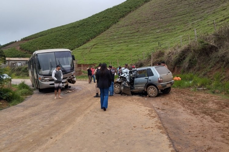 Carro bate em ônibus que transportava crianças e deixam duas pessoas feridas na MG-356