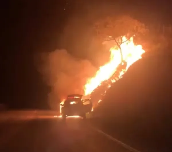 Viatura da Polícia Militar pega fogo durante transporte de homem preso por violência doméstica