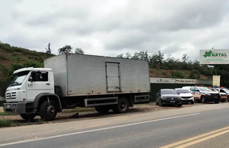 Caminhão roubado no RJ foi recuperado pela PM em Ubá e suspeitos foram presos