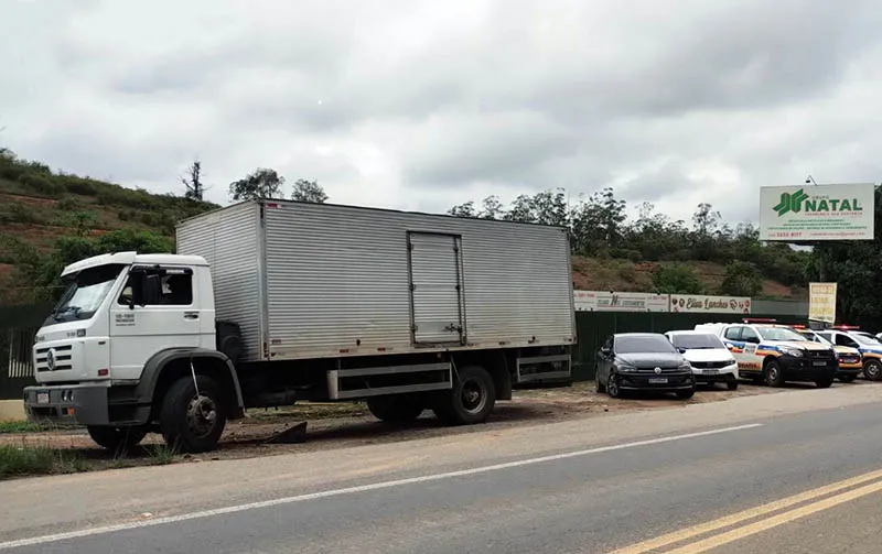 Caminhão roubado no RJ foi recuperado pela PM em Ubá e suspeitos foram presos