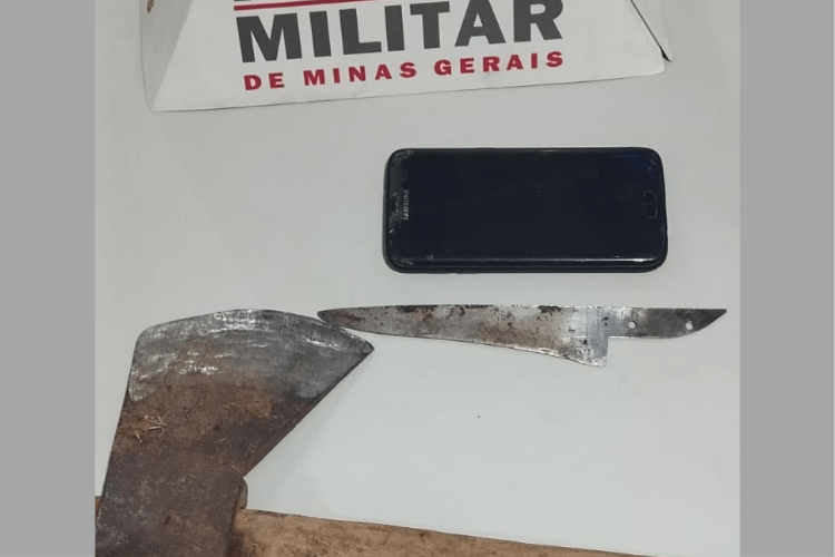 Homem é preso com machado e faca após ameaçar familiares em distrito de Fervedouro