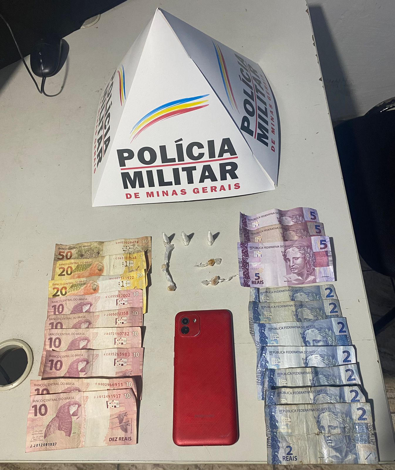 Polícia Militar de Ponte Nova prende dois suspeitos por tráfico de drogas
