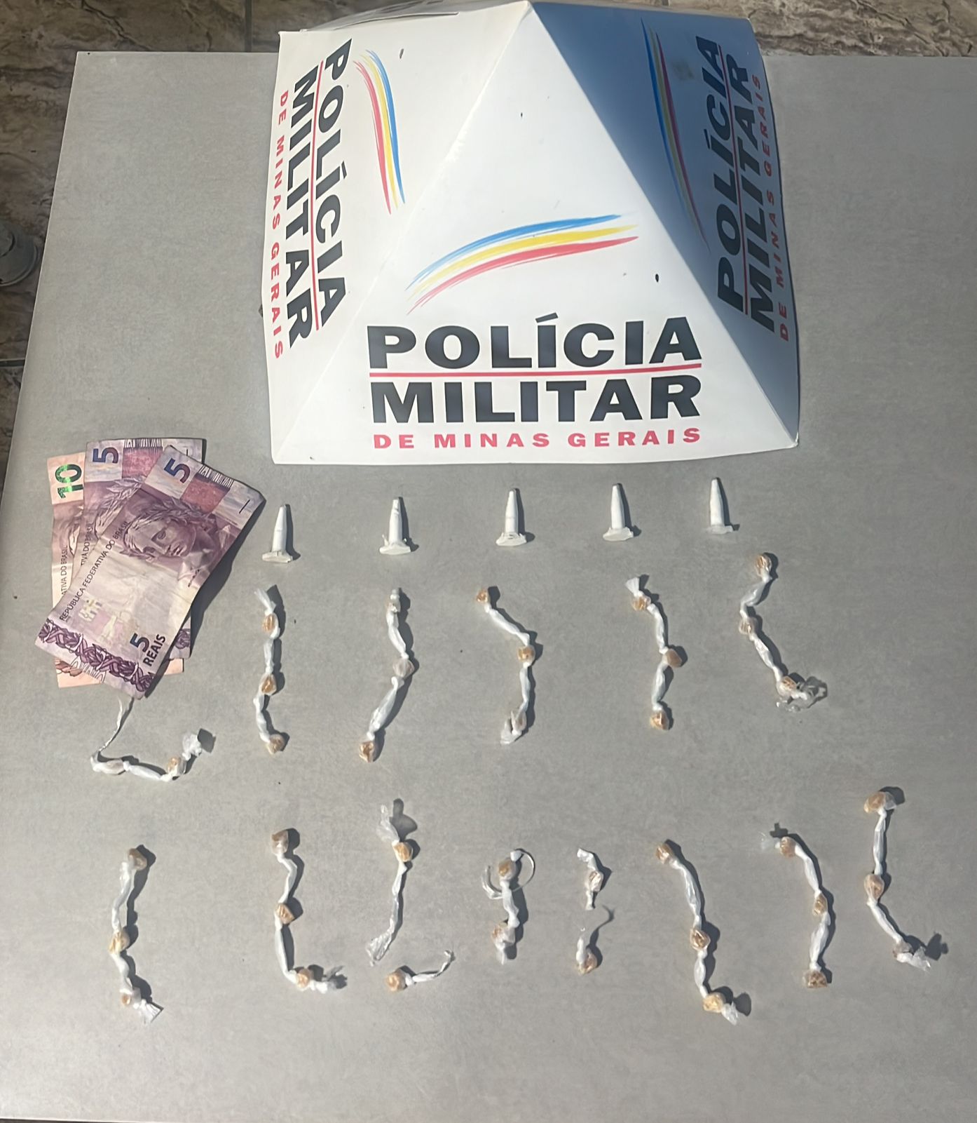 Polícia Militar prende dois homens por tráfico de drogas