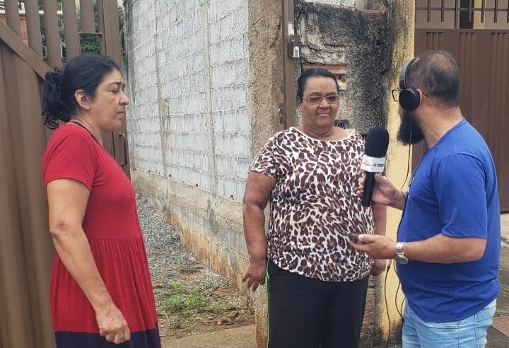 Moradores da rua Ermínia Isabel, no Laranjal reclamam do serviço ofertado pela Cemig
