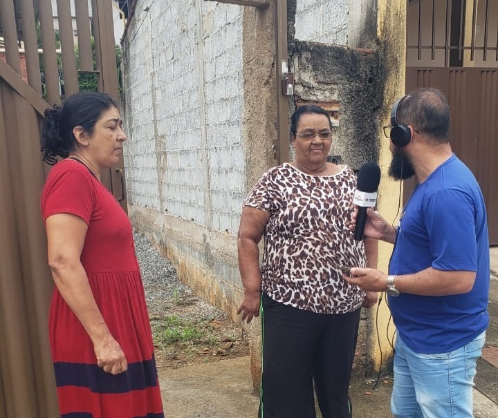 Moradores da rua Ermínia Isabel, no Laranjal reclamam do serviço ofertado pela Cemig