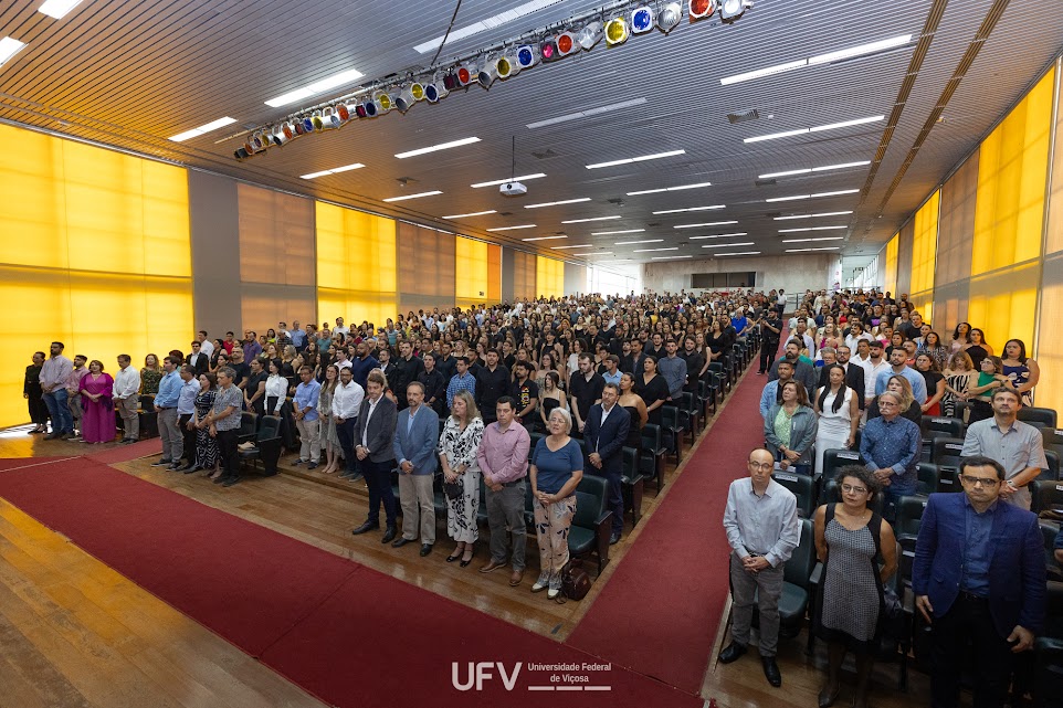 Mestres e doutores recebem certificados em cerimônia no Fernando Sabino