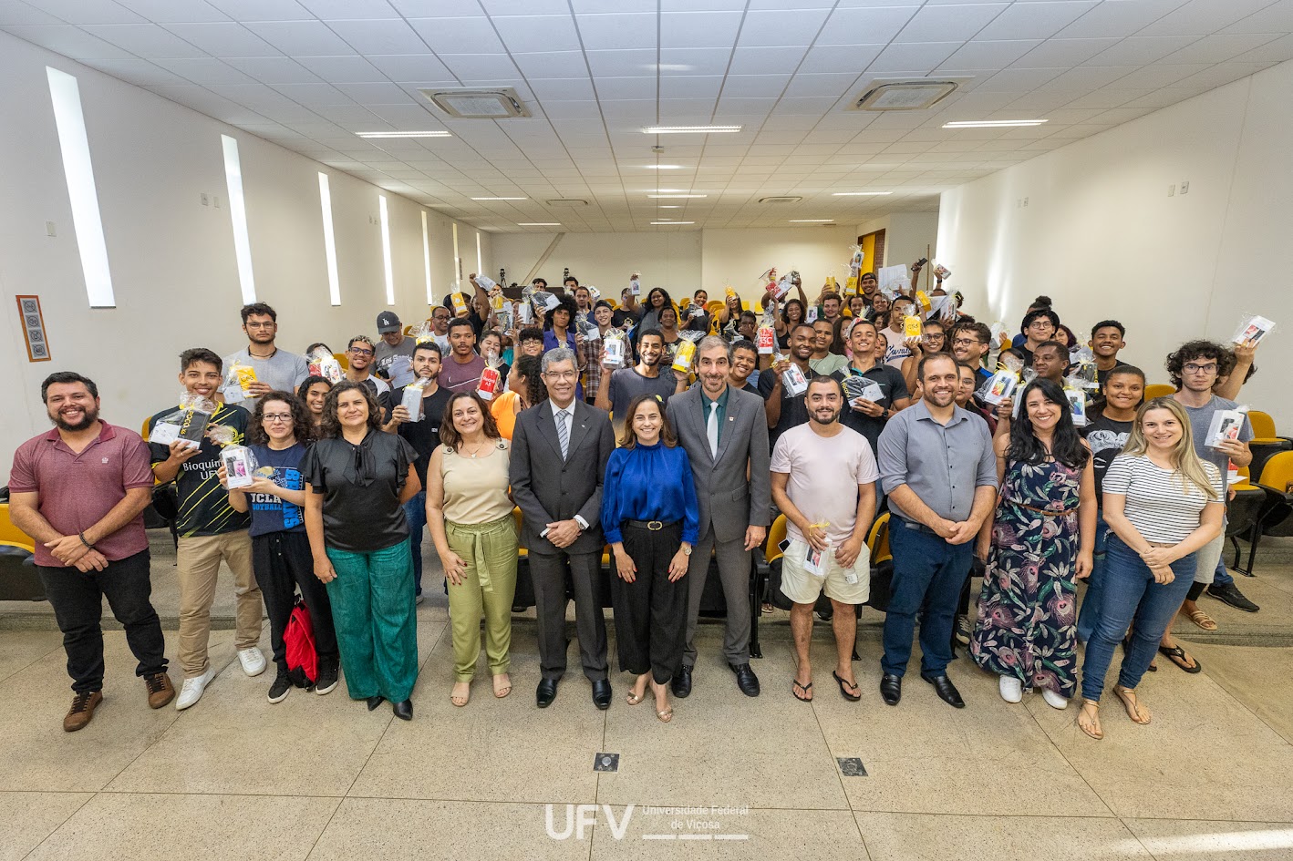 Alunos da UFV recebem celulares apreendidos pela Receita Federal para contribuir com desempenho acadêmico