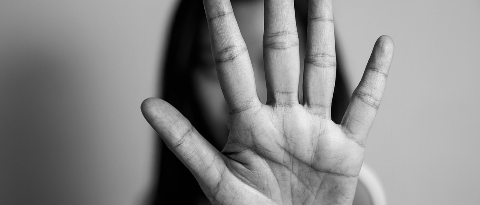 Violência contra mulher negra: maioria dos casos começa na juventude