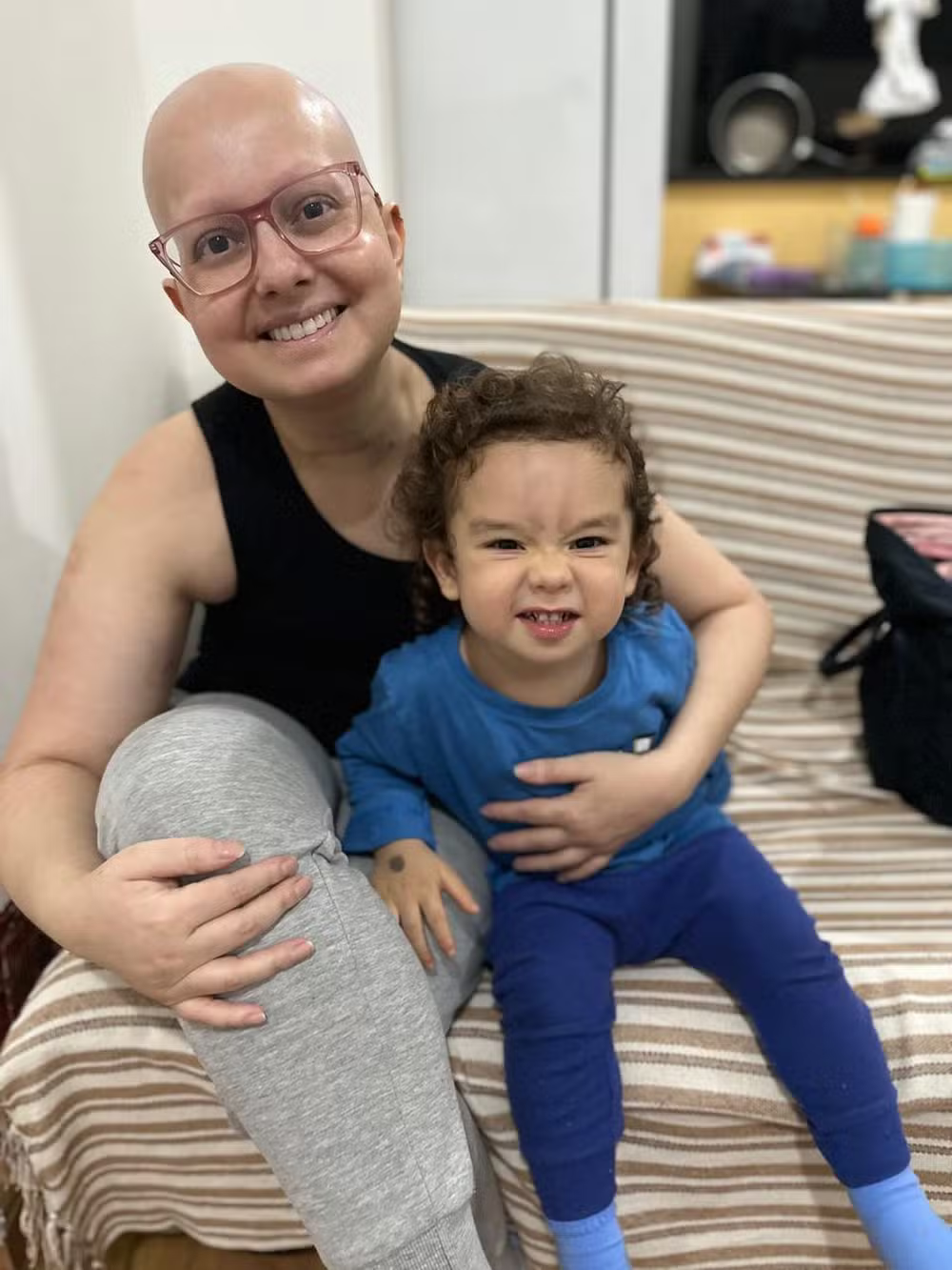 Ex-aluna da UFV com câncer em tratamento paliativo, busca comprar casa para filho de 2 anos
