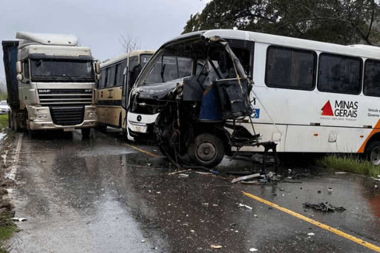 Micro-ônibus e carreta de minério causam acidente na MGC-120