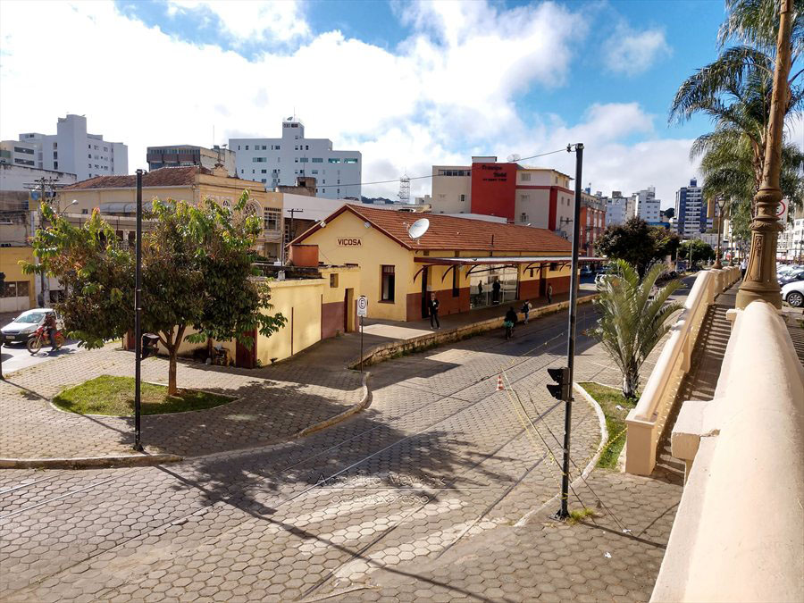 Linha Férrea exposta no centro de Viçosa gera perigo para motociclistas e pedestres