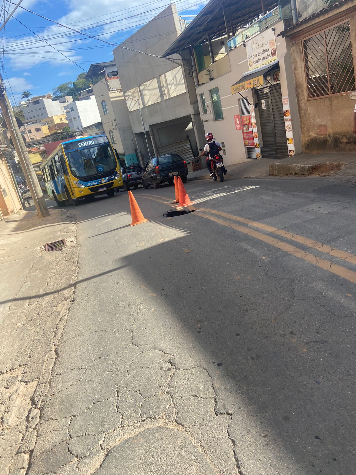 SAAE realiza reparo em rede de esgoto após afundamento de solo no centro