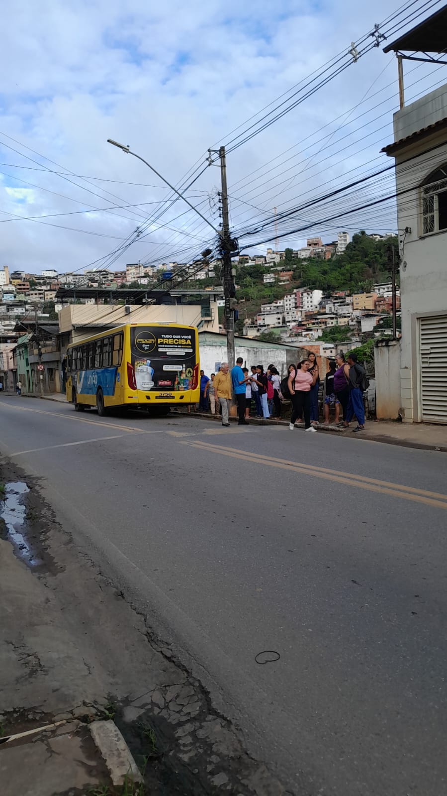 Ônibus Viação União teve problemas mecânicos no freio no centro de Viçosa