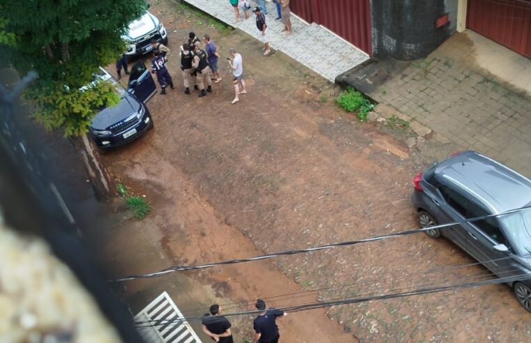 Homem é morto a tiros dentro de carro de luxo, no Bairro de Fátima