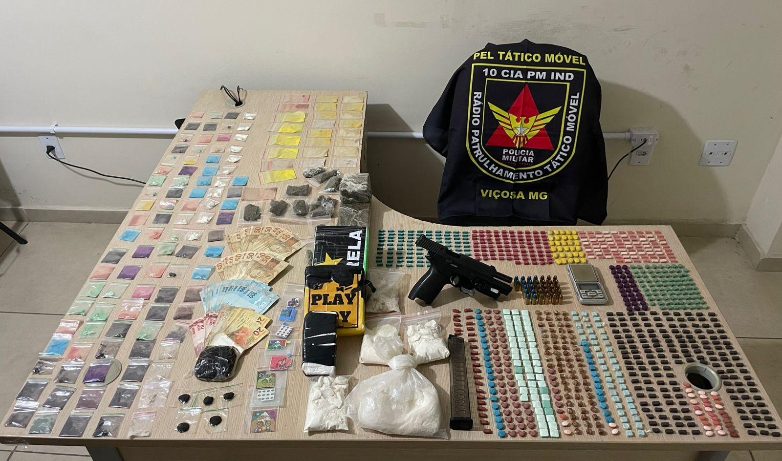 PM de Viçosa prende homem por tráfico e apreende drogas e arma de fogo