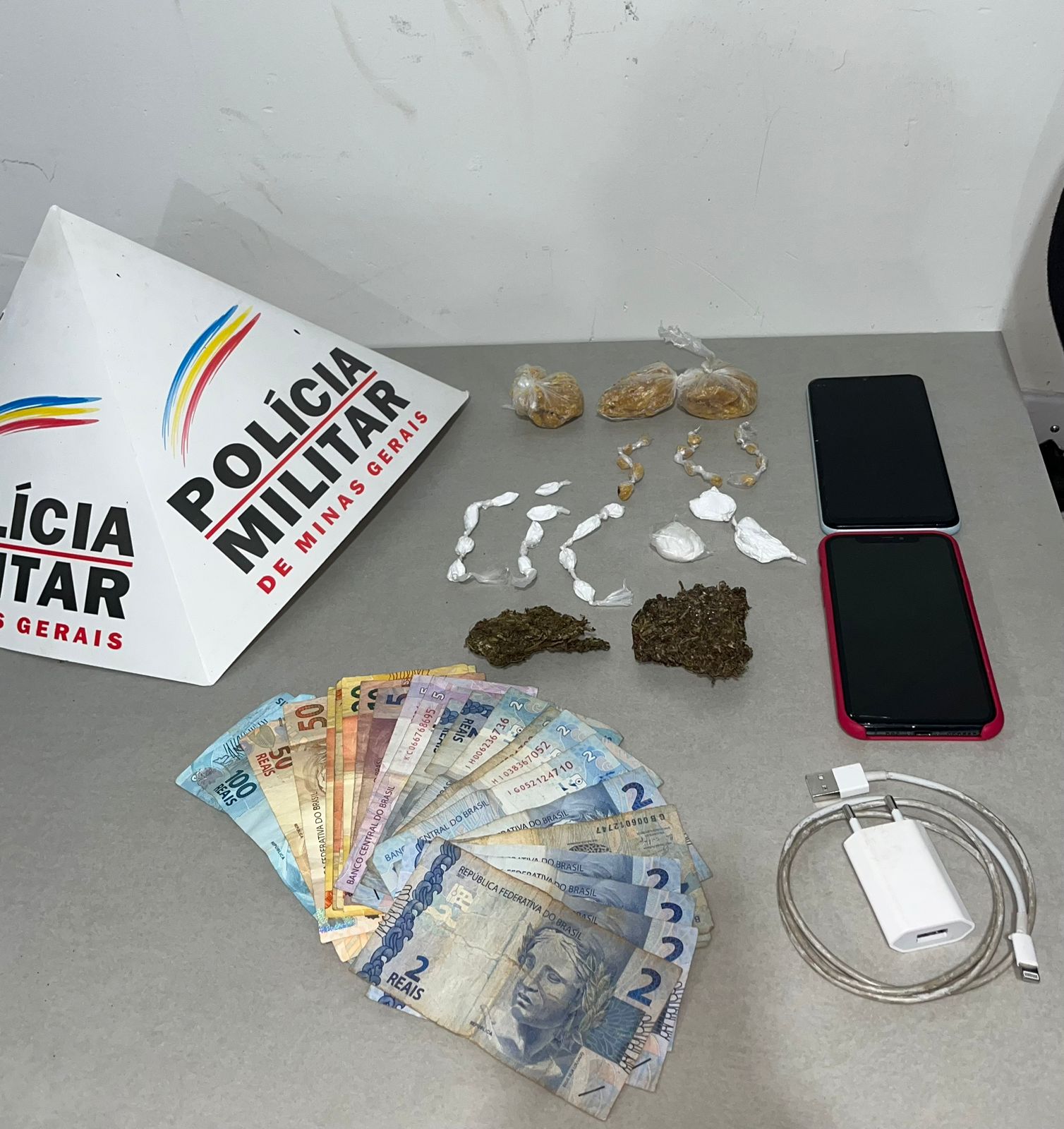 Polícia Militar prende três por tráfico de drogas em Ponte Nova