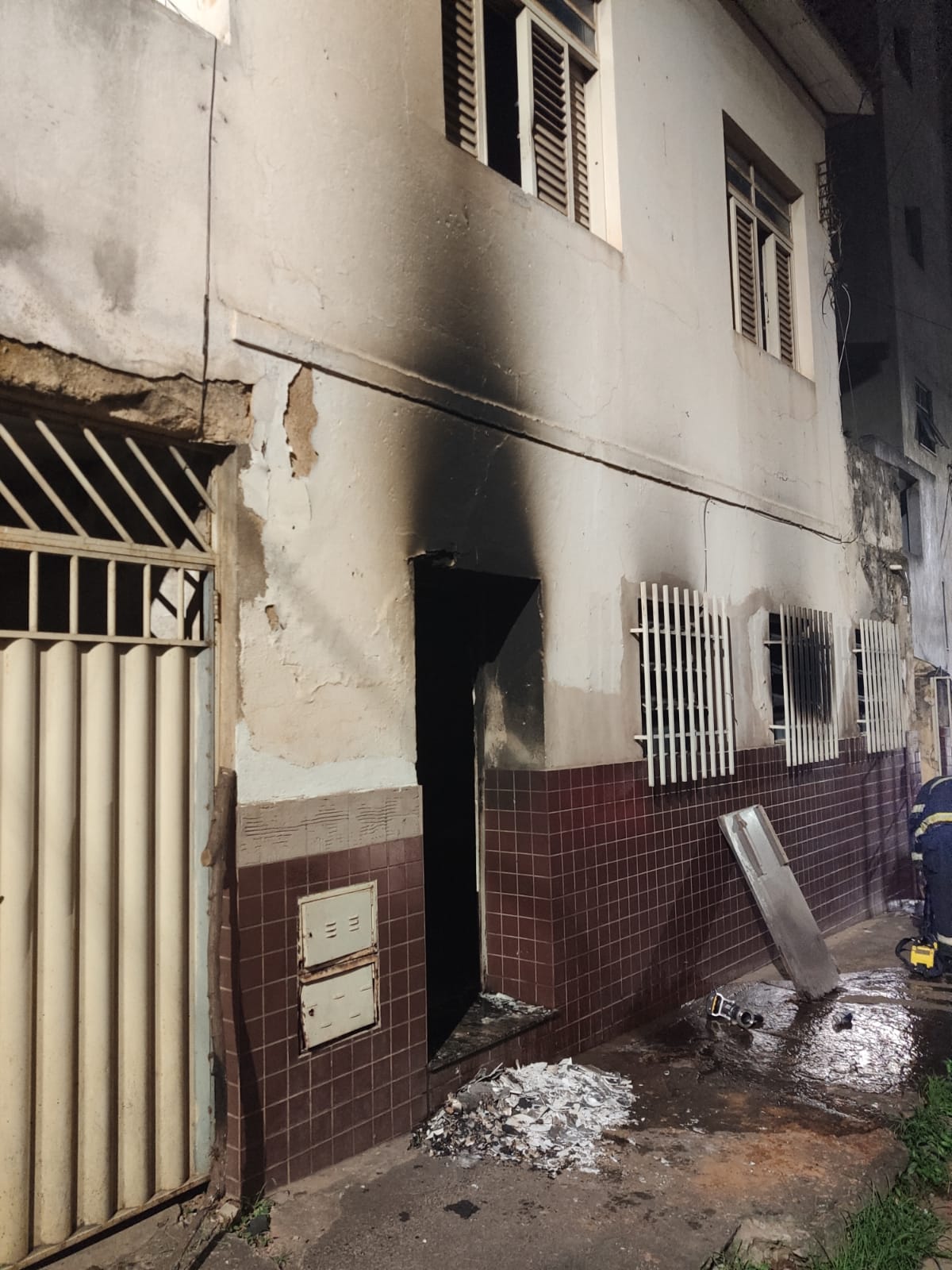 Bombeiros de Viçosa combatem incêndio em residência no centro da cidade