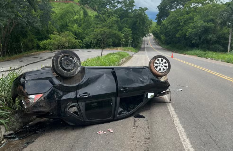Crianças são arremessadas após carro capotar na BR-365, próximo a Muriaé