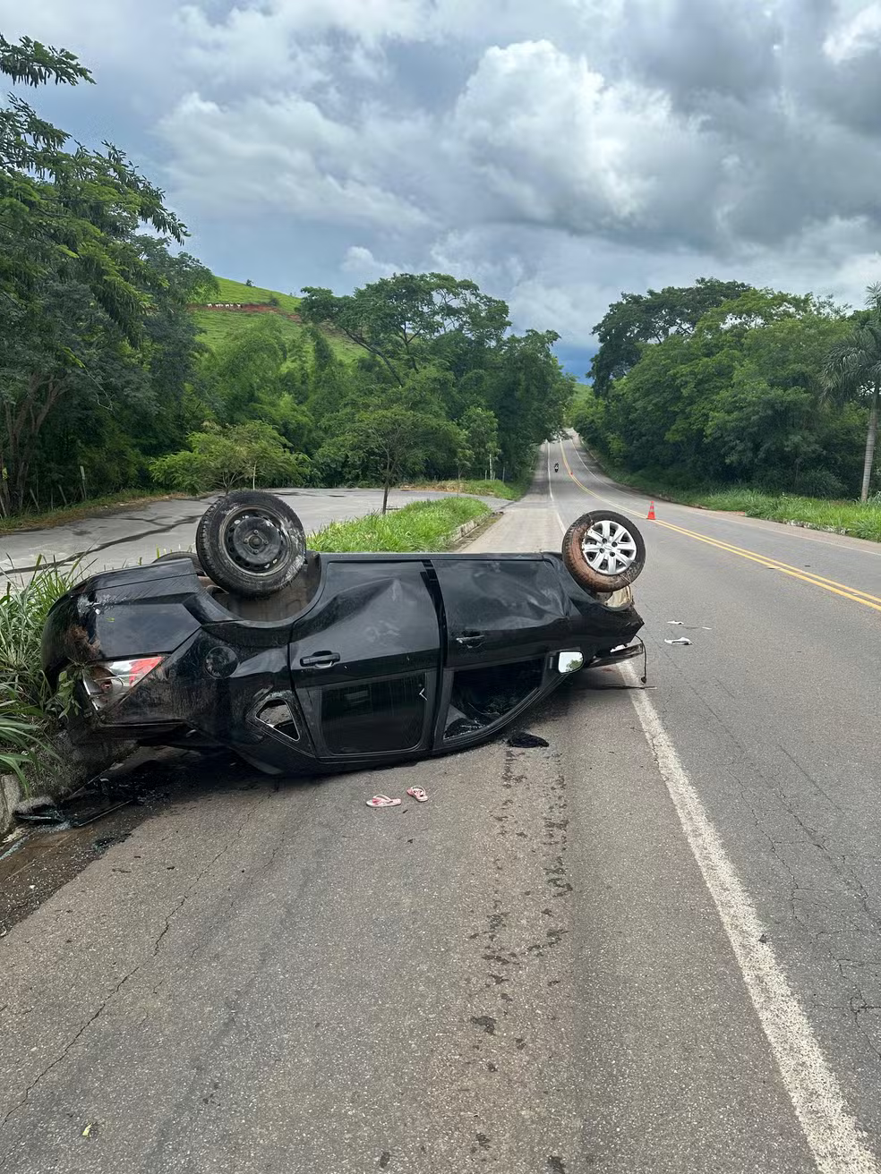 Crianças são arremessadas após carro capotar na BR-365, próximo a Muriaé