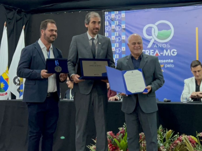 Reitor da UFV recebe Medalha e Placa do Mérito do Crea-MG