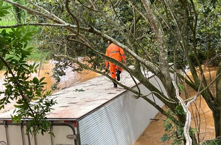 Motorista perde controle de direção de carreta e cai no Rio Muriaé na MGC-265