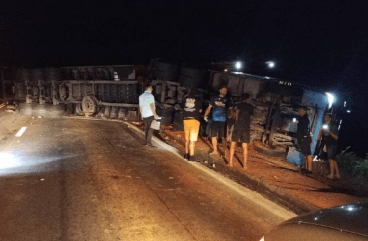Carreta tomba na BR-116 e bate em ônibus interestadual