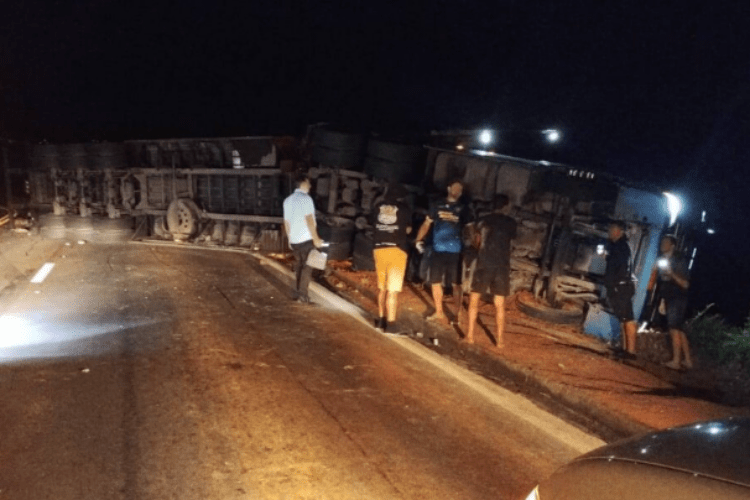 Carreta tomba na BR-116 e bate em ônibus interestadual