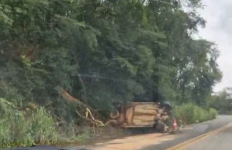 Acidente entre automóvel e caminhão em Teixeiras deixa mulher com graves ferimentos
