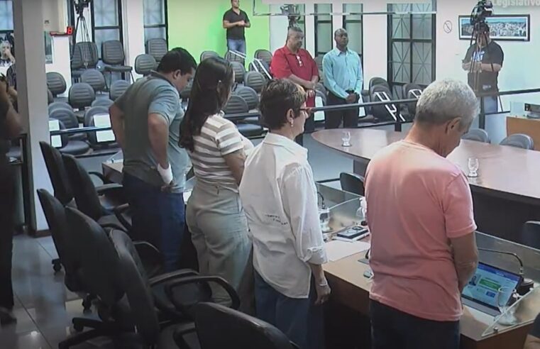 Vereadora de Viçosa pede minuto de silêncio em homenagem a cães durante sessão da Câmara