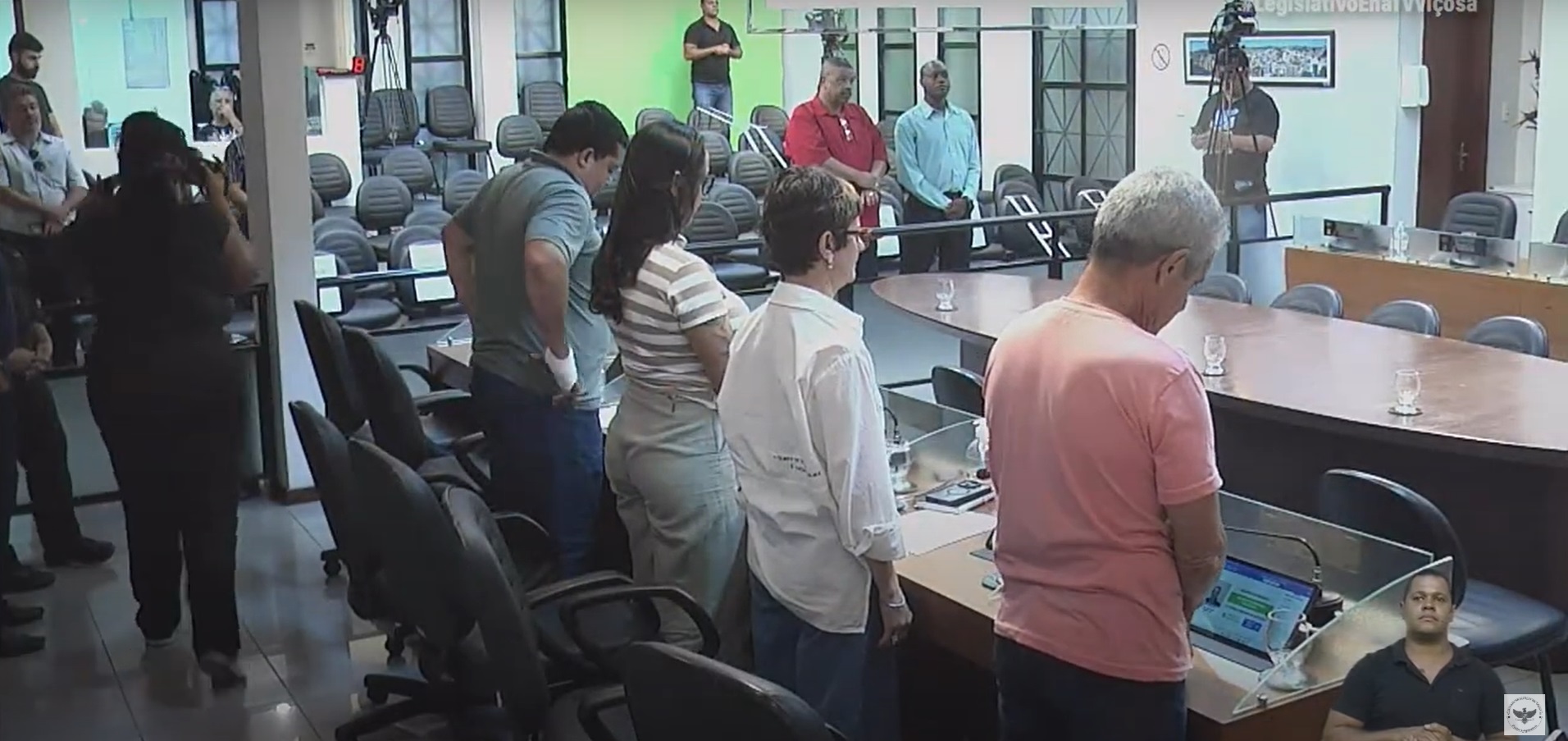 Vereadora de Viçosa pede minuto de silêncio em homenagem a cães durante sessão da Câmara