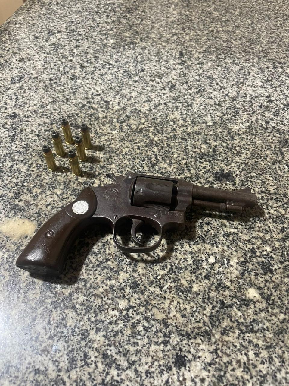 Polícia Militar prende dois homens por porte ilegal de arma e direção perigosa em Coimbra