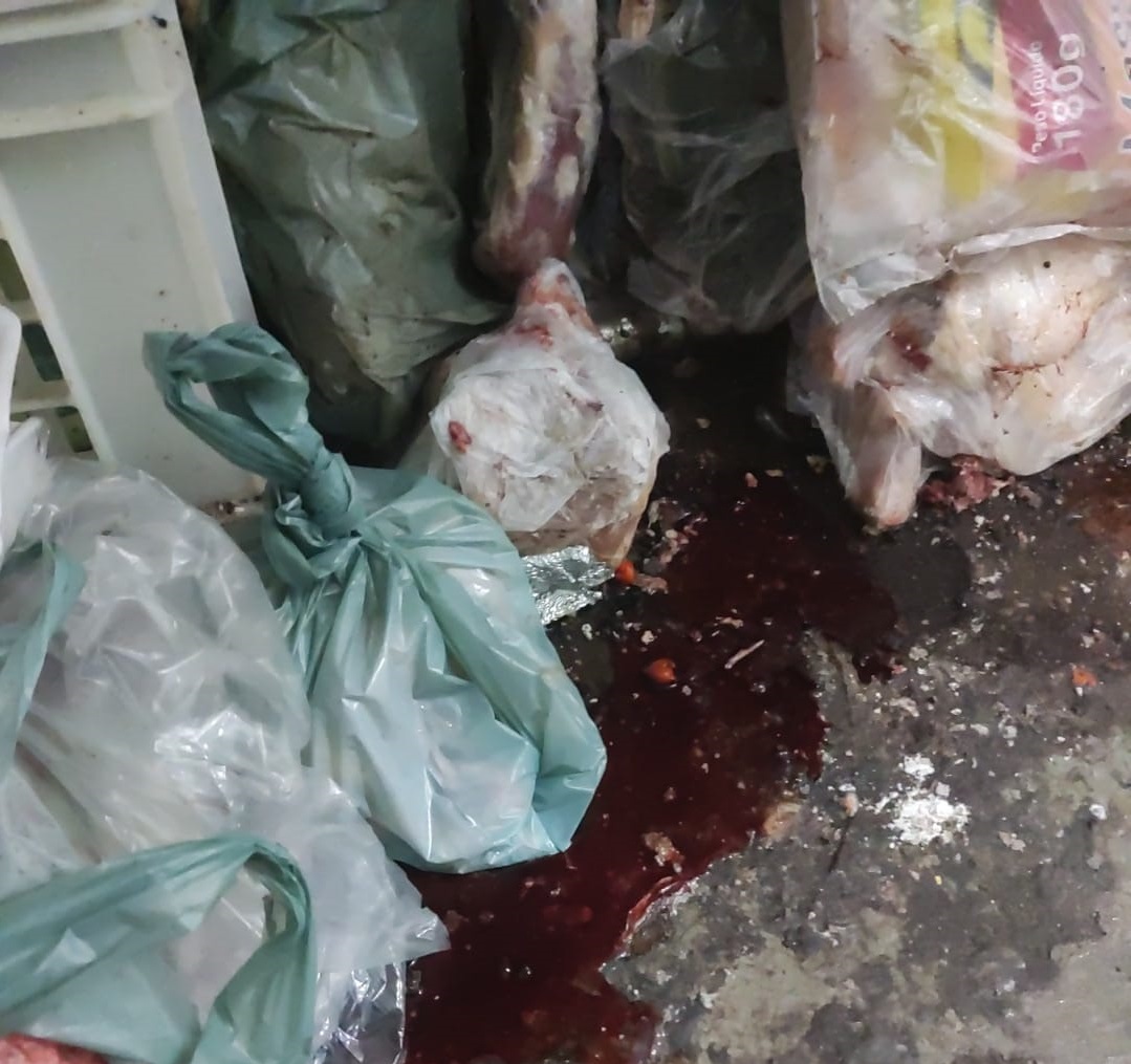 Mercado é interditado em Teixeiras após apreensão de 1.100 kg de carnes impróprias para consumo