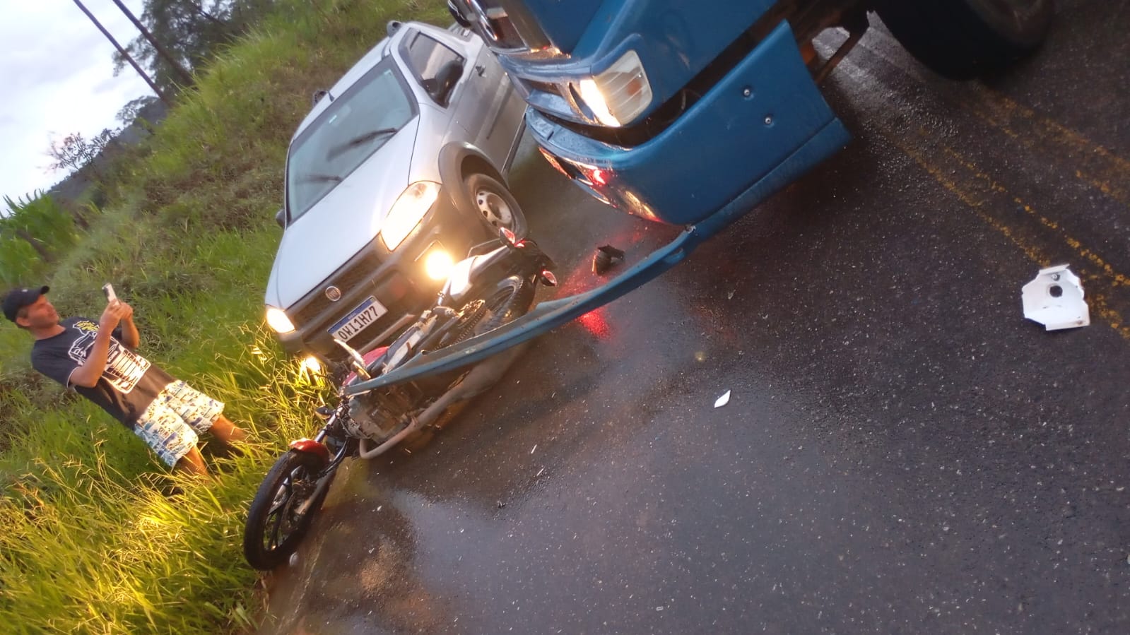 Acidente entre moto, carro e caminhão em Viçosa deixa vítima gravemente ferido