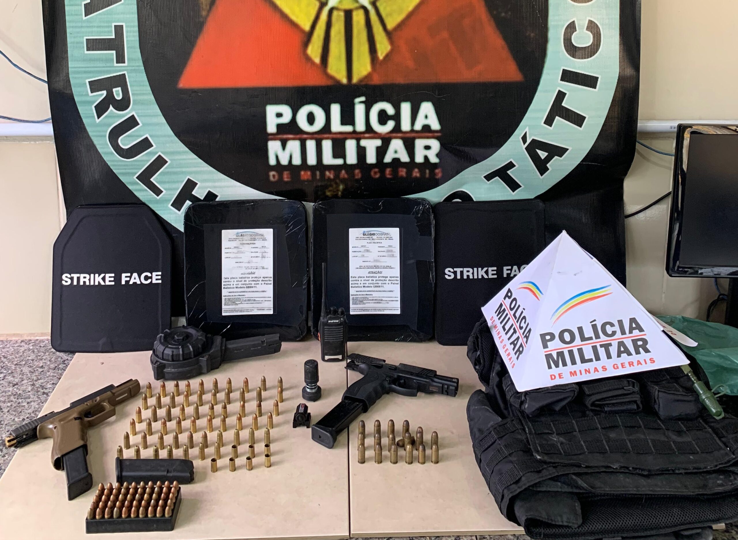 Homem é preso por porte ilegal de armas e ameaça ao próprio pai em Viçosa