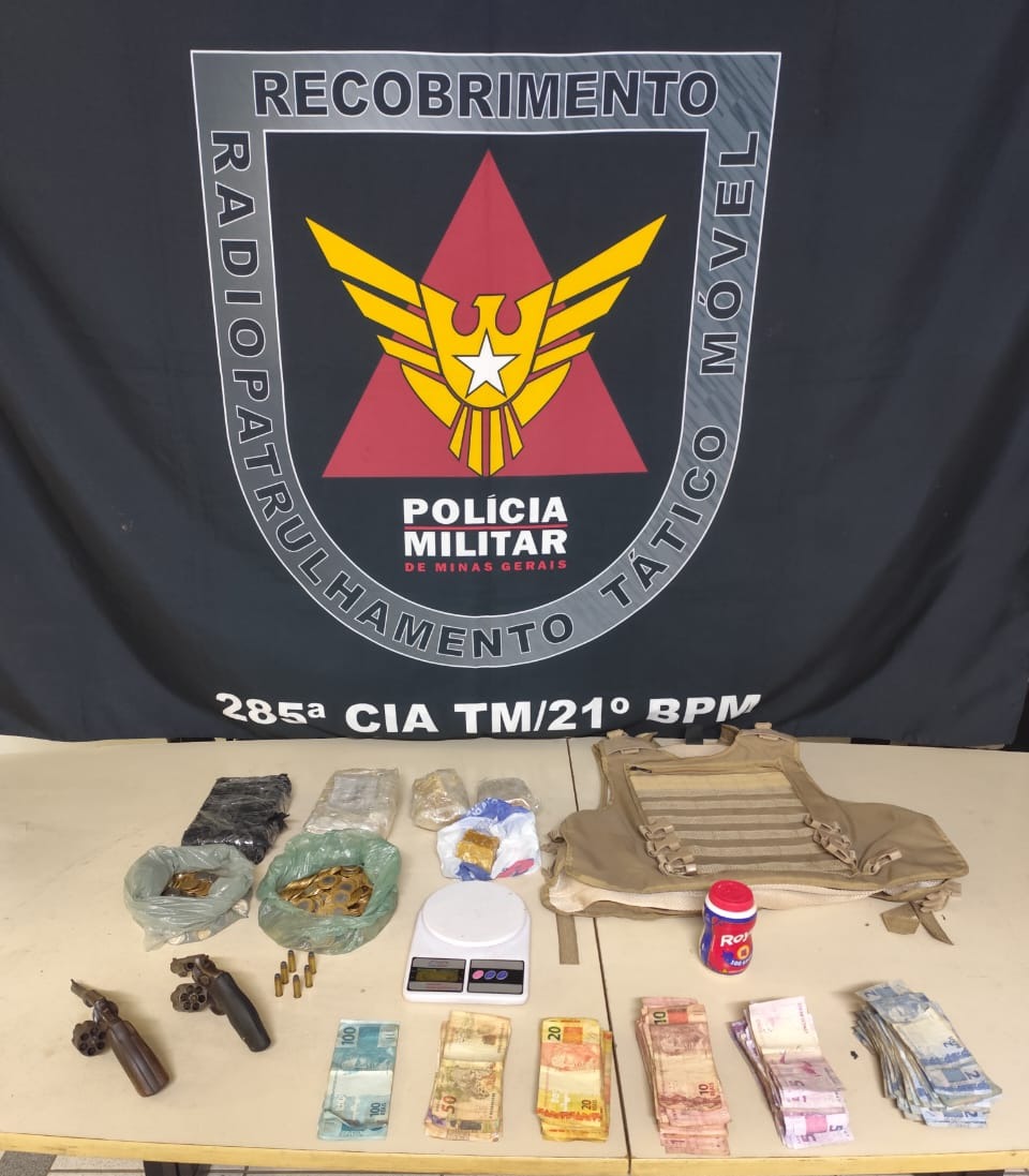 Polícia Militar prende dois suspeitos e apreende armas e drogas em Ubá