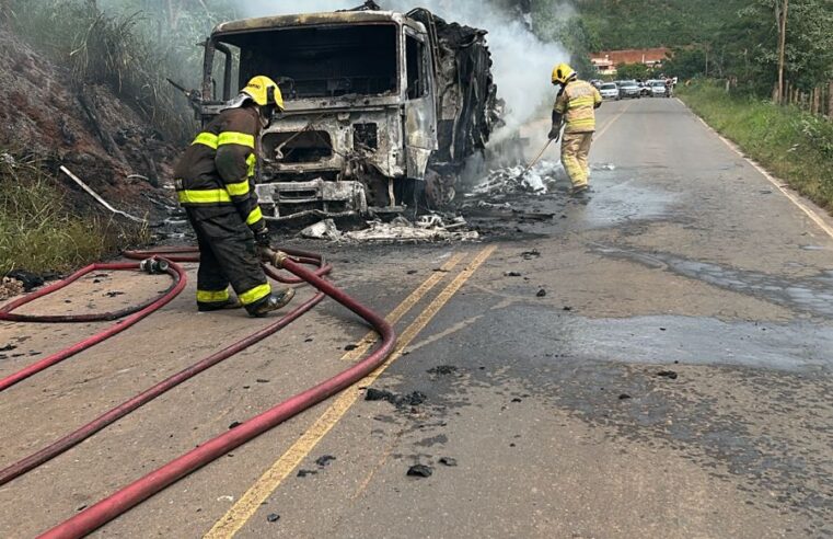 Caminhão que vinha para Viçosa pega fogo em São Miguel do Anta