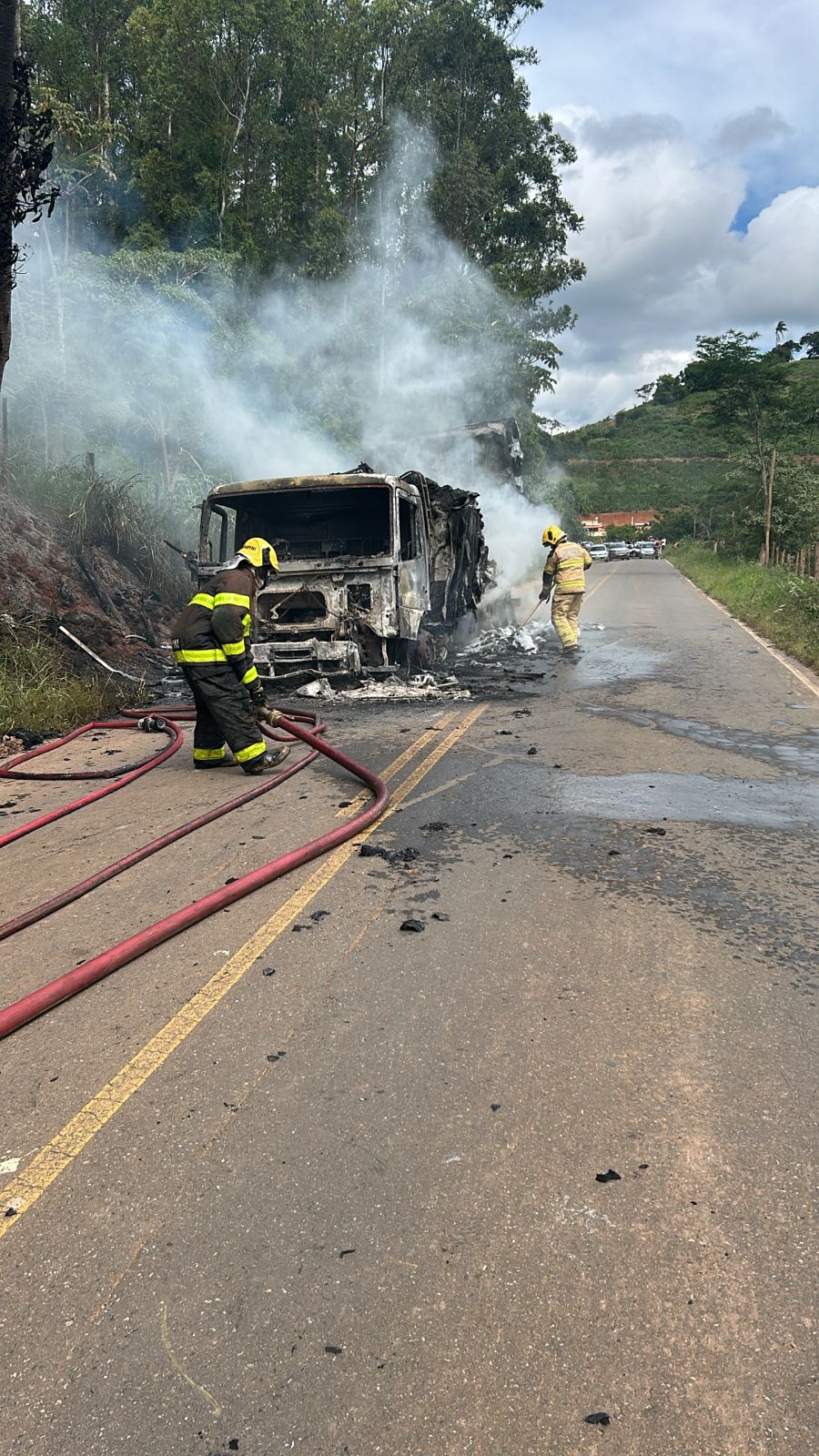 Caminhão que vinha para Viçosa pega fogo em São Miguel do Anta