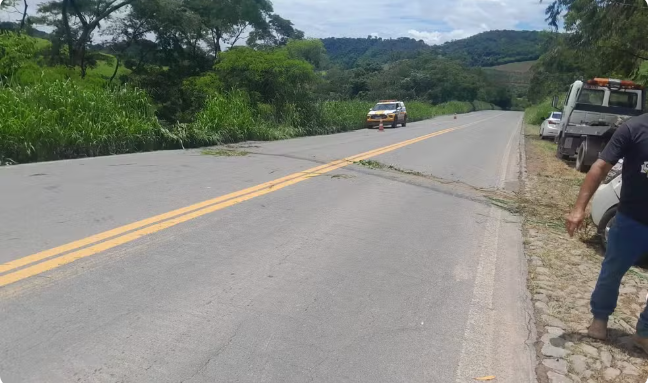 Motorista dorme ao volante e carro cai de abismo em rodovia e deixa vítima fatal na MG-265