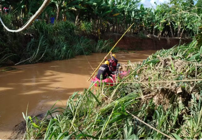 Carro é levado por correnteza durante temporal passageira está desaparecida