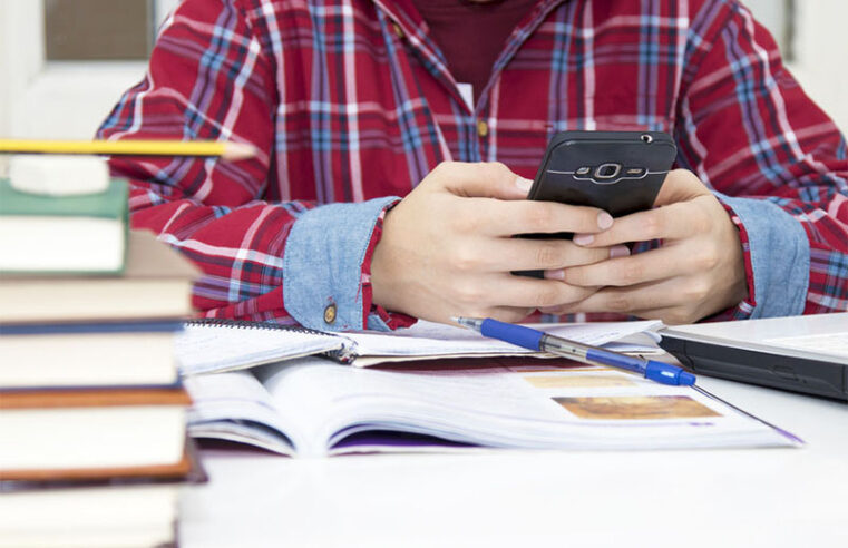 Senado aprova projeto para restringir uso de celular em escolas