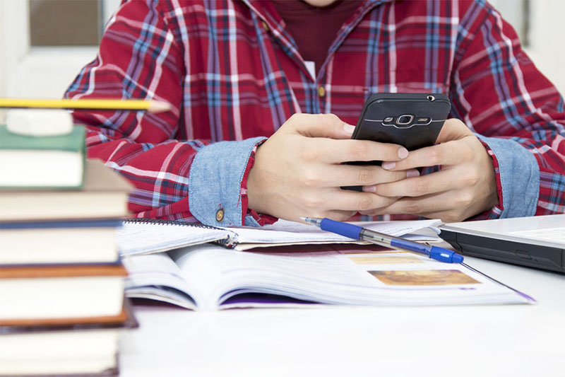 Senado aprova projeto para restringir uso de celular em escolas