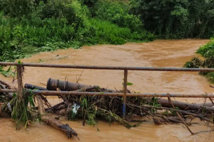 Região: Idoso é arrastado pela correnteza durante forte chuva e morre