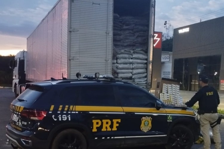 PRF apreende cargas de cigarros avaliadas em R$ 5 milhões em Muriaé e Três Corações